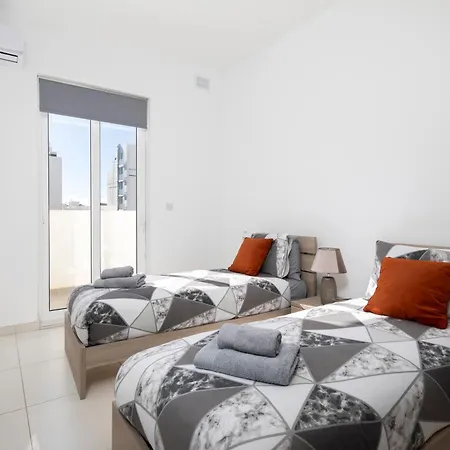 Daire Spacious & Stylish 3br Penthouse With Large Terrace - Close To Spinola Bay