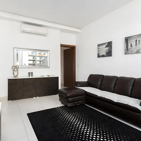 Spacious & Stylish 3br Penthouse With Large Terrace - Close To Spinola Bay * Saint Julian's