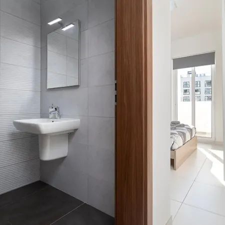 Daire Spacious & Stylish 3br Penthouse With Large Terrace - Close To Spinola Bay *