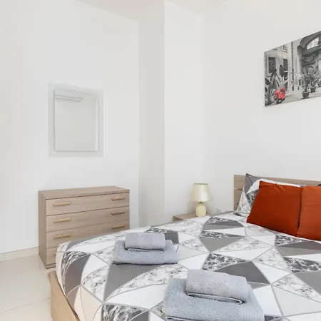 Spacious & Stylish 3br Penthouse With Large Terrace - Close To Spinola Bay San Giuliano