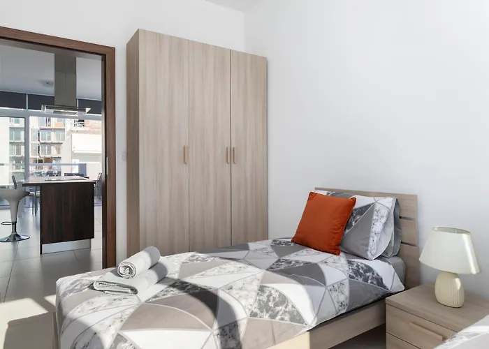 Spacious & Stylish 3br Penthouse With Large Terrace - Close To Spinola Bay Lägenhet