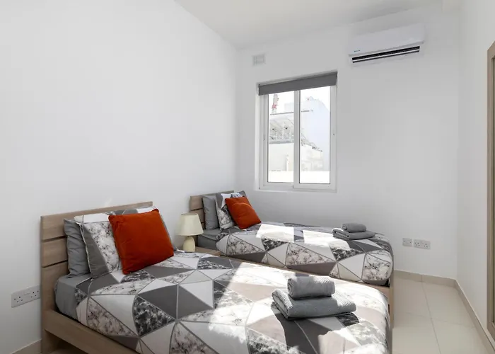 Spacious & Stylish 3br Penthouse With Large Terrace - Close To Spinola Bay *