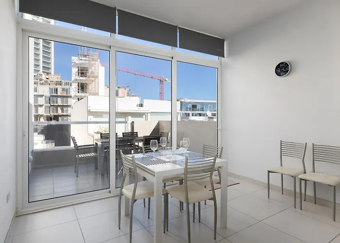 Spacious & Stylish 3br Penthouse With Large Terrace - Close To Spinola Bay Lägenhet St. Julian's