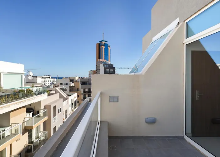 Spacious & Stylish 3br Penthouse With Large Terrace - Close To Spinola Bay *
