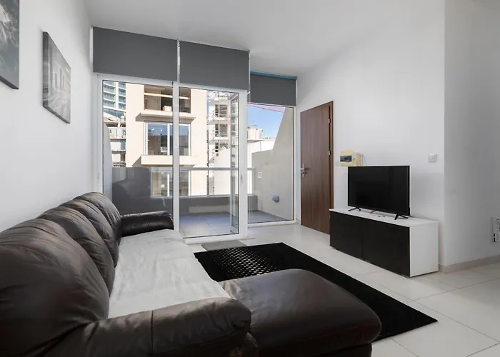 Spacious & Stylish 3br Penthouse With Large Terrace - Close To Spinola Bay * St. Julian's