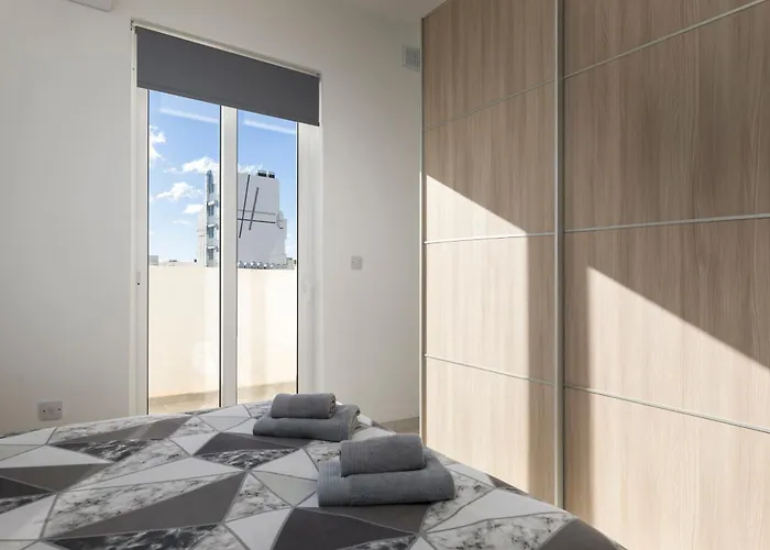 Spacious & Stylish 3br Penthouse With Large Terrace - Close To Spinola Bay * St. Julian's