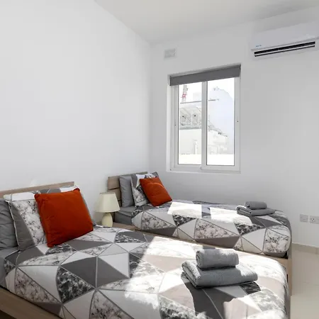Spacious & Stylish 3br Penthouse With Large Terrace - Close To Spinola Bay *