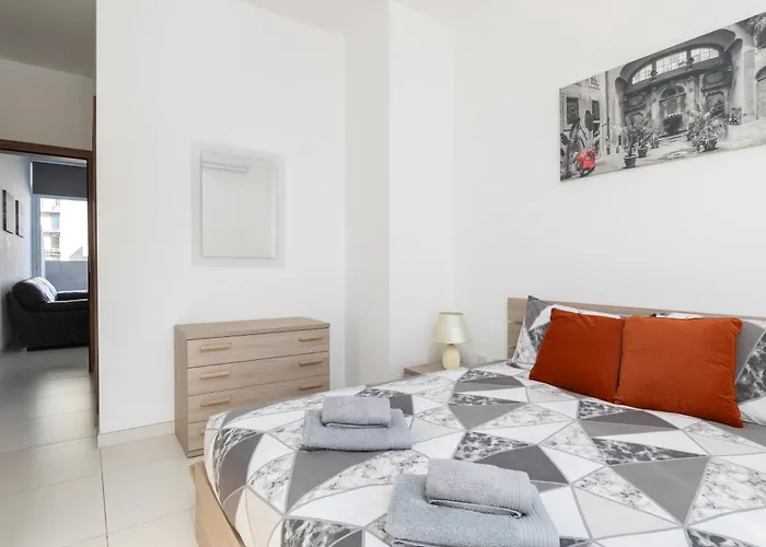 Spacious & Stylish 3br Penthouse With Large Terrace - Close To Spinola Bay San Giuliano